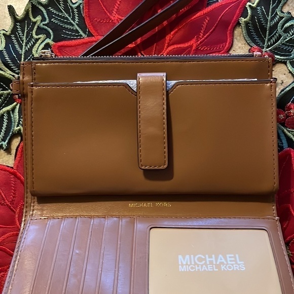 Brand New Michael Kors Phone Case Wristlet Zip Pockets Wallet Brown Gold Stars - Picture 11 of 15